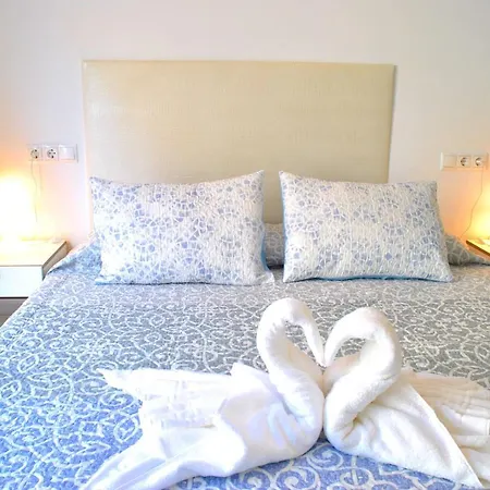 San Antonio - Beach, Pool And Terrace * טורמולינוס